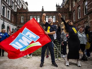 Schoonmakers leggen week lang werk neer op onder meer Schiphol en stations