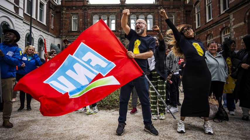 Schoonmakers leggen week lang werk neer op onder meer Schiphol en stations