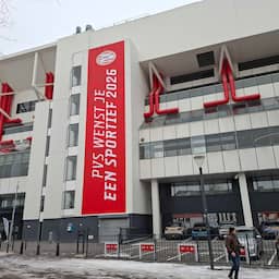 'Blunder' op PSV-spandoek blijkt stunt om aandacht te vragen voor zzp'ers
