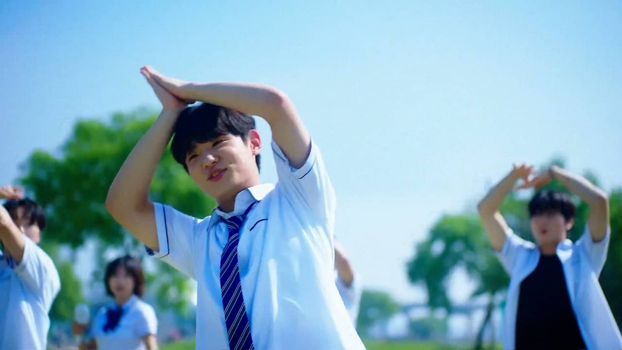 Jongen danst opnieuw Baby Shark-moves bij eigen K-popdebuut