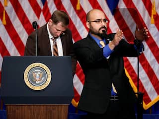 Man die autocue Witte Huis instelt beschuldigd van wedden op toespraak Trump