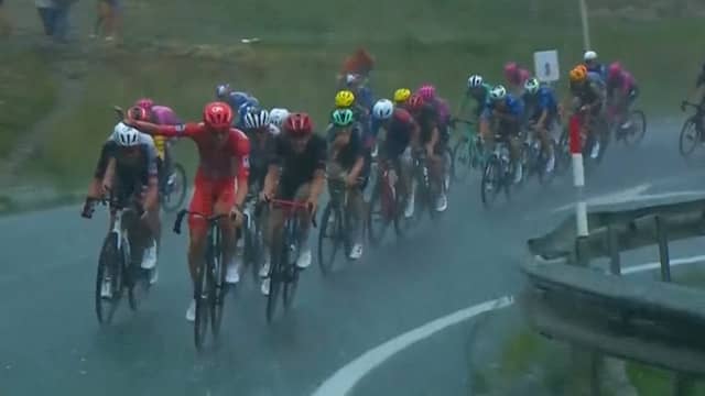 Pogacar dirigeert peloton van parcours tijdens noodweer in Vuelta