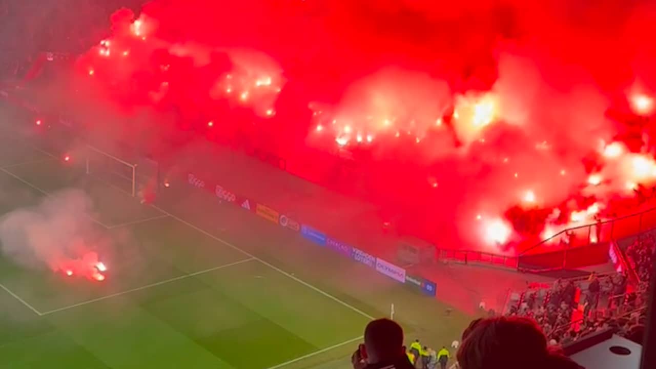 Video | Enorme hoeveelheid vuurwerk onderbreekt eredivisiewedstrijd Ajax-FC Groningen