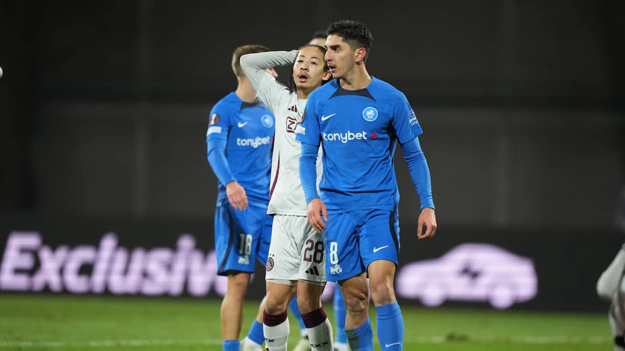 Beeld uit video: Ajacied Fitz-Jim verspeelt bal en ziet Riga scoren