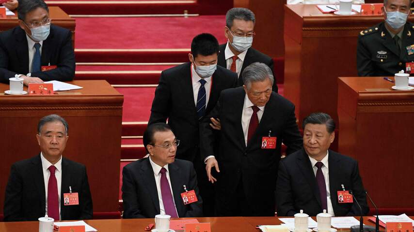 Oud-president China wordt afgevoerd tijdens partijcongres
