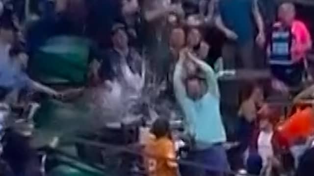 Honkbalfan verliest zijn drankje bij veroveren van wedstrijdbal