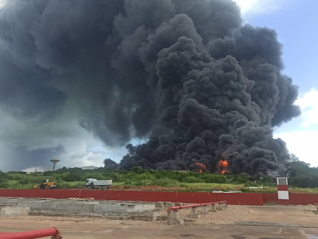 Zeker 120 gewonden bij brand Cubaans oliereservoir, 17 brandweerlieden vermist