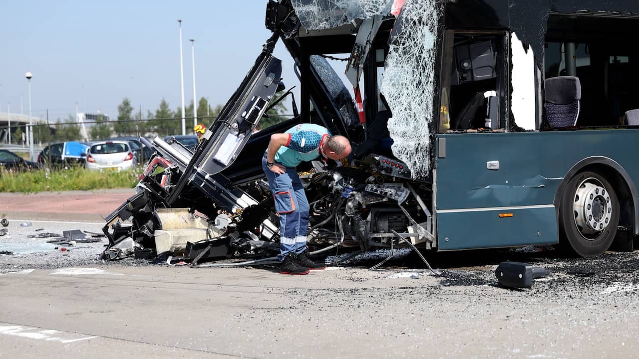 Video | Twee bussen volledig in de kreukels na botsing bij Schiphol