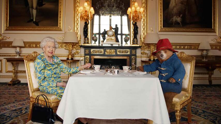 Bekijk hier het fragment van koningin Elizabeth en beertje Paddington