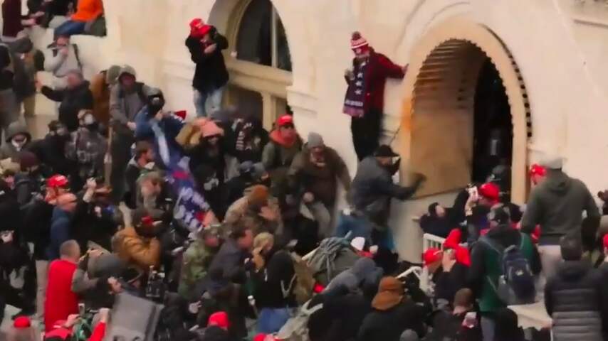 Democraten tonen belastend materiaal in Trumps impeachmentproces