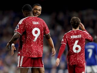 Gakpo excelleert na transfersoap met twee assists bij zege Liverpool op Ipswich