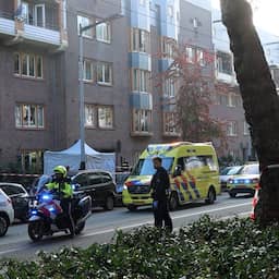 Kind (1) met spoed naar ziekenhuis na val van derde verdieping in Amsterdam