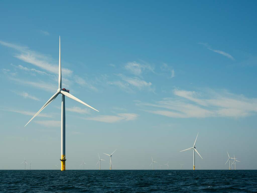 Twee bemanningsleden gewond nadat schip tegen windmolen botst op Noordzee