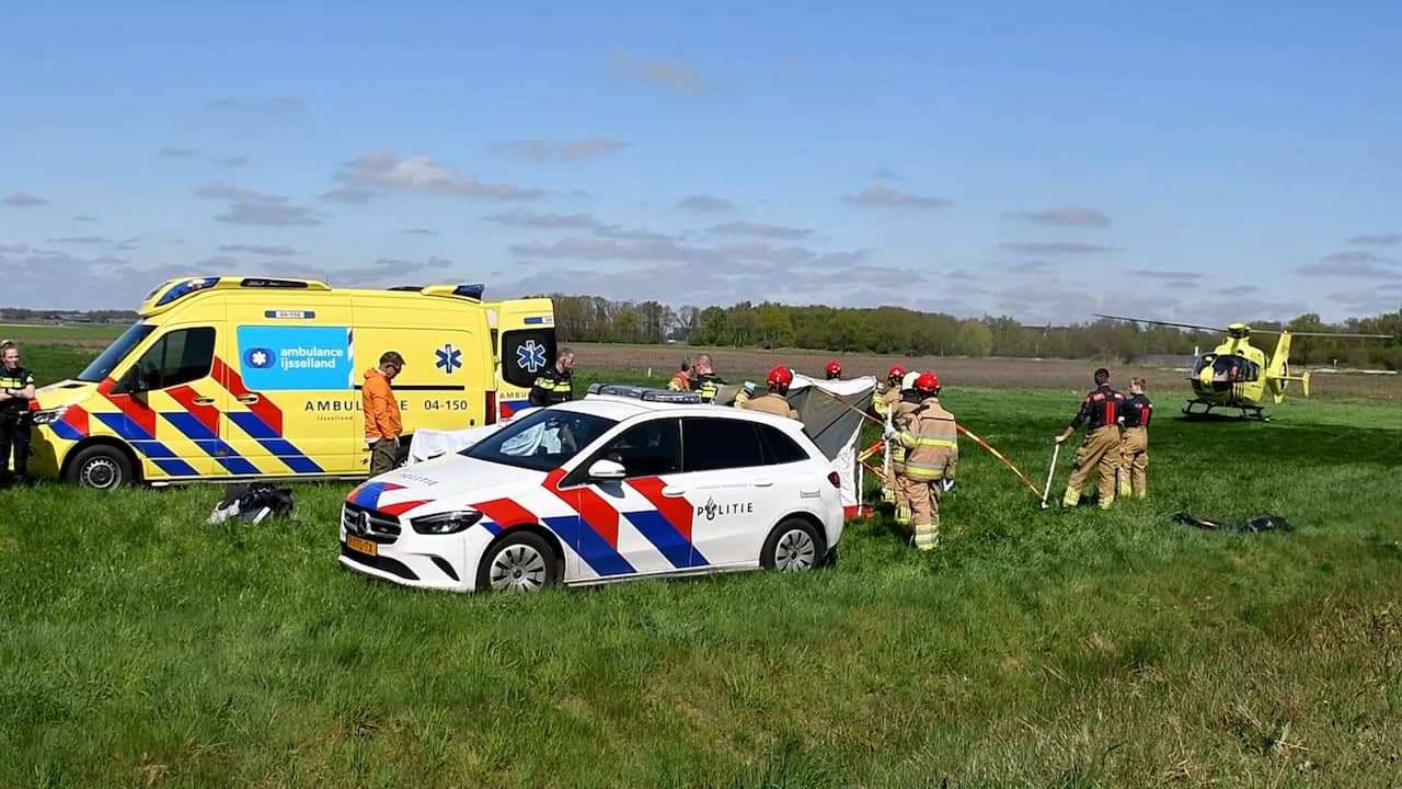 Hulpdiensten werken op plek dodelijk paraglideongeluk Sibculo