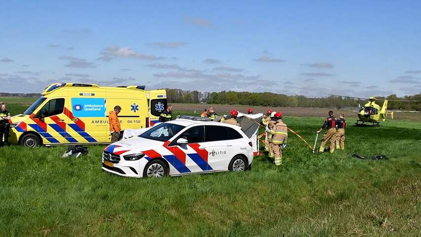 Hulpdiensten werken op plek dodelijk paraglideongeluk Sibculo