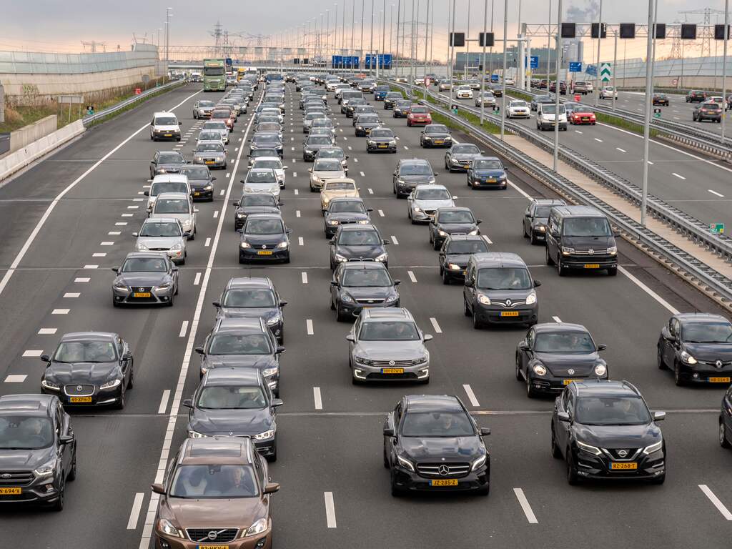Stapvoets rijden op snelwegen door grote onderhoudsoperatie: 'Alles moet nu'