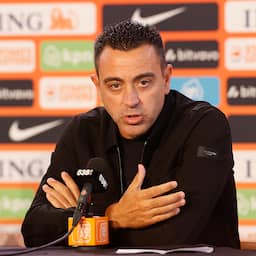 Live Oranje | Bondscoach Xavi verklaart zijn eerste selectie op persconferentie