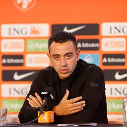 Live Oranje | Bondscoach Xavi verklaart zijn eerste selectie op persconferentie