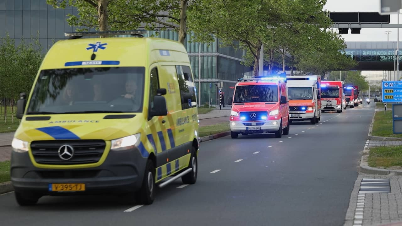 Video | Ambulancekonvooi voor cruiseschippatiënten op Schiphol