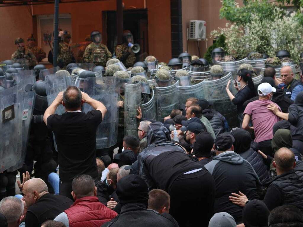 NAVO-handhavers lopen brandwonden en botbreuken op bij conflict in Kosovo