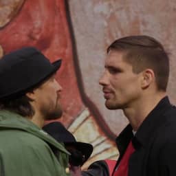 Video | Verhoeven en Usyk hebben eerste staredown voor wereldtitelgevecht
