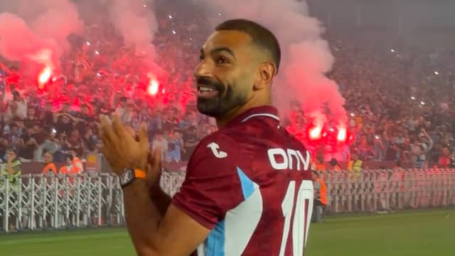 Salah krijgt warm welkom van duizenden fans in Trabzonspor-stadion