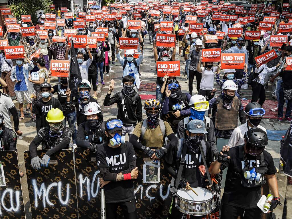 Demonstranten in Myanmar vragen om een einde aan de coup in hun land.