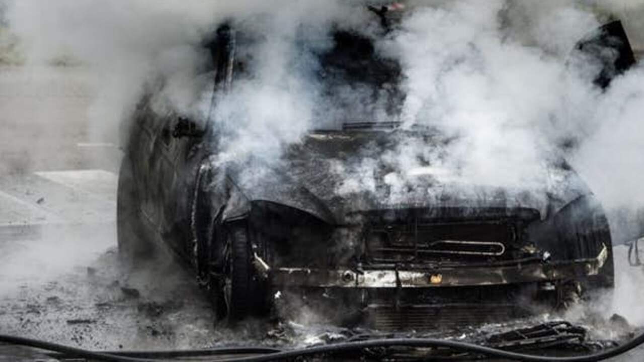 Auto in vlammen op in Geuzenveld