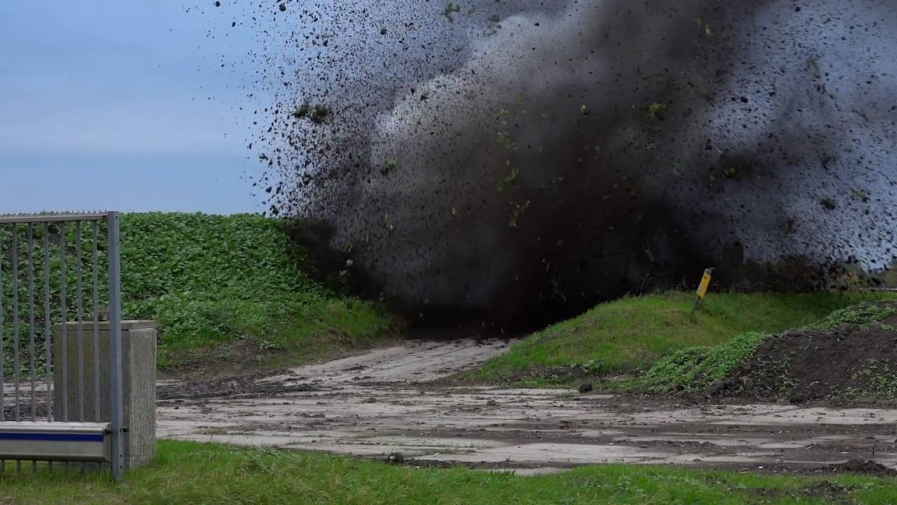 Video | Zand vliegt meters de lucht in bij gecontroleerde explosies in Hoogkarspel