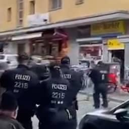 Video | Omstander filmt hoe Duitse politie man met pikhouweel neerschiet