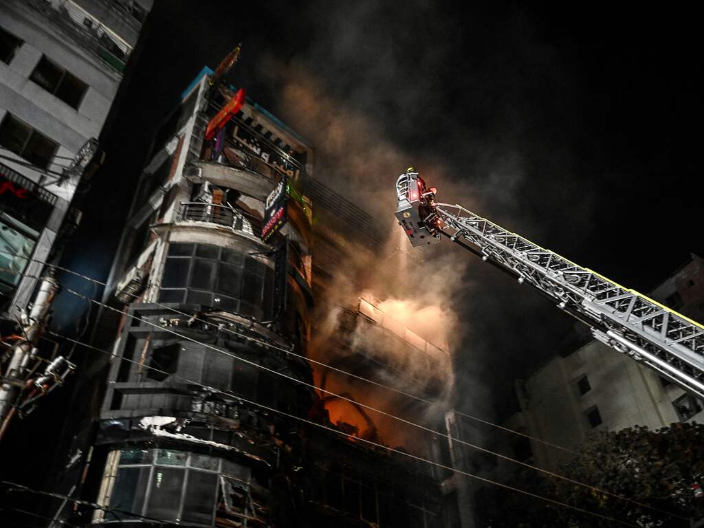 Tientallen doden door grote brand in hoofdstad Bangladesh