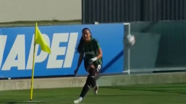 17-jarige voetbalster draait corner in één keer in het doel in Women's Serie A