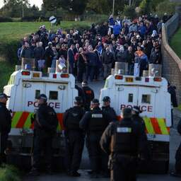 Demonstranten verlaten straat omstreden Oranjemars Noord-Ierland