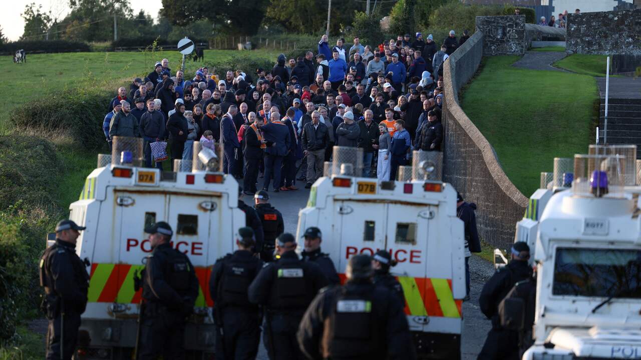 Foto bij Demonstranten verlaten straat omstreden Oranjemars Noord-Ierland