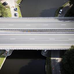 Zand en grind weggespoeld bij brug over A28, veiligheid niet gegarandeerd