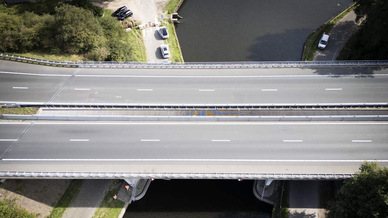 Foto bij Zand en grind weggespoeld bij brug over A28, veiligheid niet gegarandeerd
