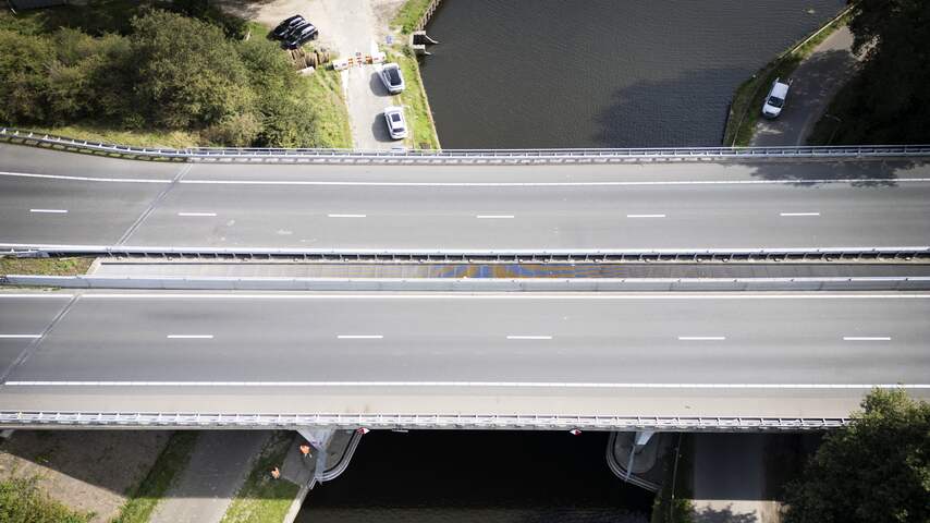 Foto bij Zand en grind weggespoeld bij brug over A28, veiligheid niet gegarandeerd