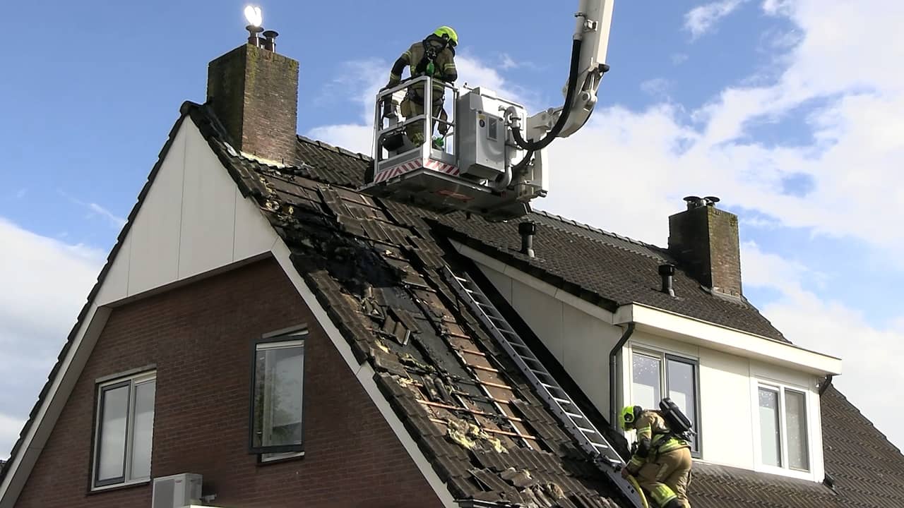 Video | Brandweer in actie na blikseminslag bij woning in Haaften