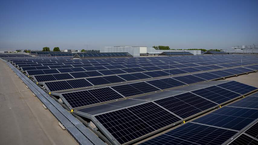 https://images.nu.nl/m/8vhx2hcaey0z_wd854/0/578/5495/3091/kabinet-wil-vanaf-2025-verplicht-zonnepanelen-op-grote-daken-nieuwe-bedrijven.jpg