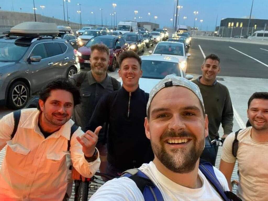 Op Schiphol gestrande Britten ritselen fietsen om terug naar huis te kunnen