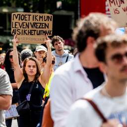 Duizend mensen bij mars tegen femicide, man opgepakt na bestormen podium