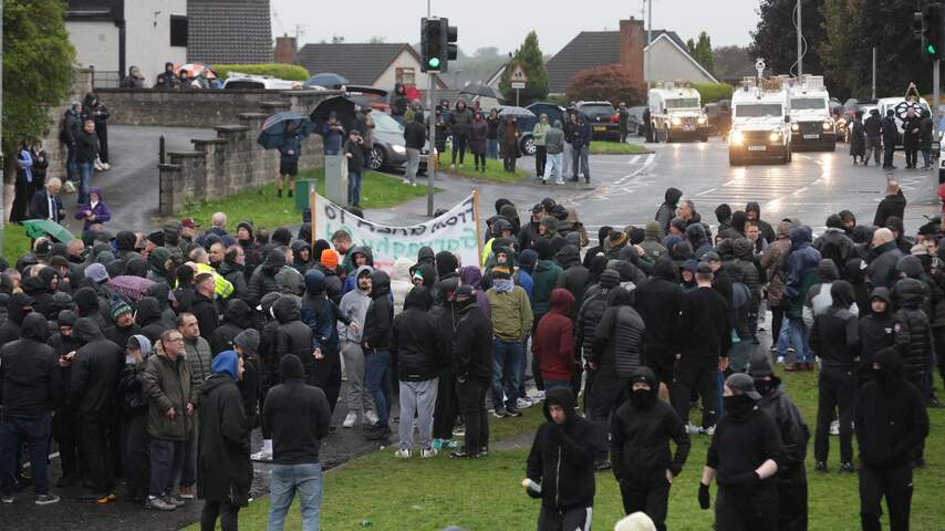Foto bij 2.000 mensen bijeen in Noord-Ierse stad om omstreden Oranjemars te stoppen