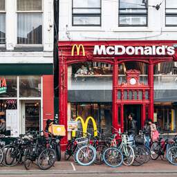 McDonald's krijgt boete van 6 ton per week als het wegwerpbekers blijft uitdelen