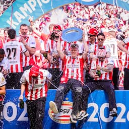 Live huldiging PSV | Schouten krijgt op krukken kampioensschaal van Van Bommel