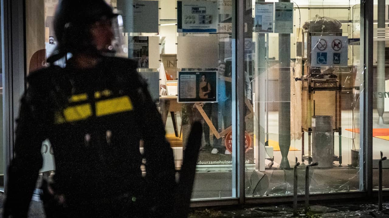 Foto bij Gemeentehuis Rhenen beschadigd na vergadering over asielopvang, ME ingezet