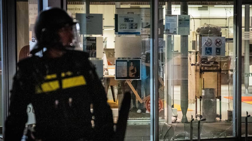 Gemeentehuis Rhenen beschadigd na vergadering over asielopvang, ME ingezet