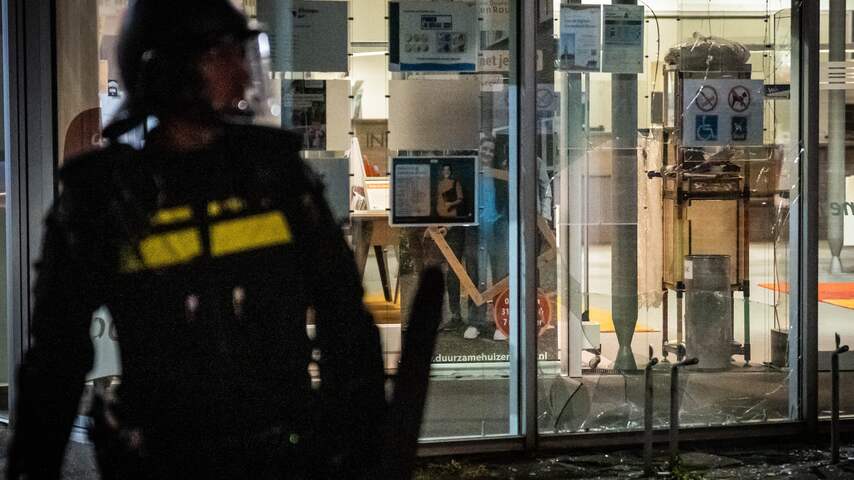 Foto bij Gemeentehuis Rhenen beschadigd na vergadering over asielopvang, ME ingezet