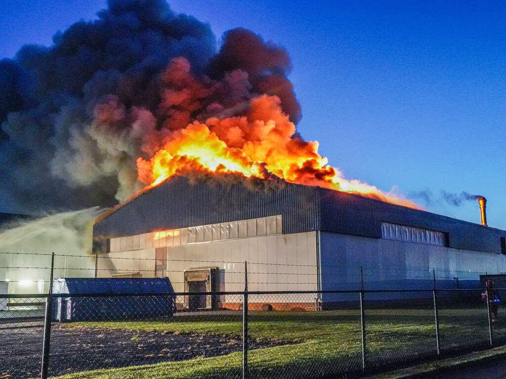 Loods Ter Apelkanaal verwoest door zeer grote brand, vuur onder controle
