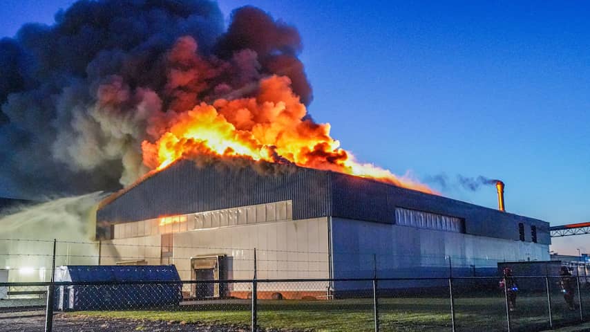 Loods Ter Apelkanaal verwoest door zeer grote brand, vuur onder ...