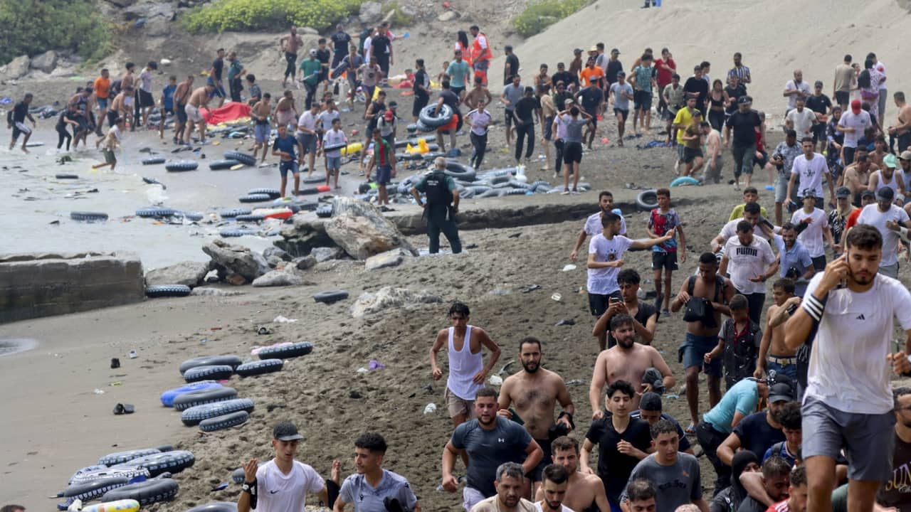 Groep migranten bestormt strand van Spaanse exclave